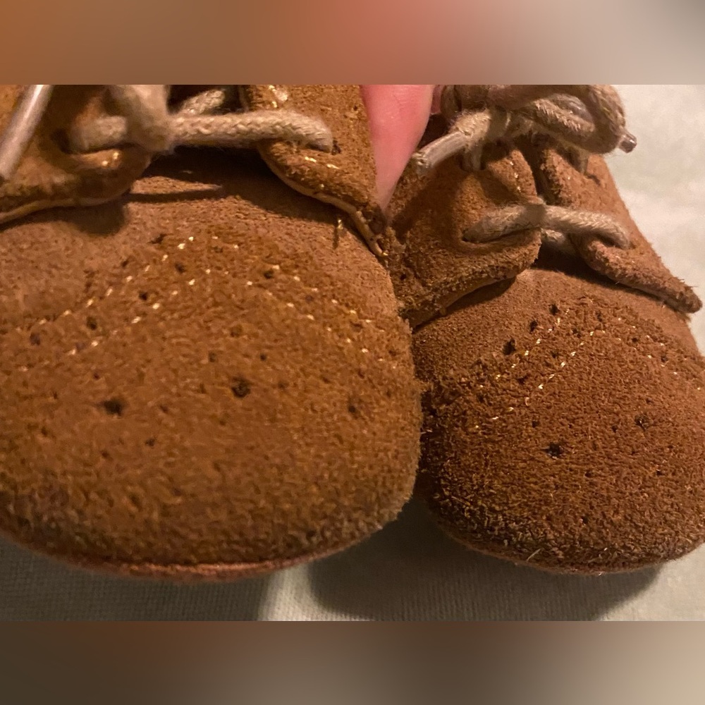 Adorable Baby Gap Brown Suede Brogue Shoes size 3-6 months. - Picture 4 of 5